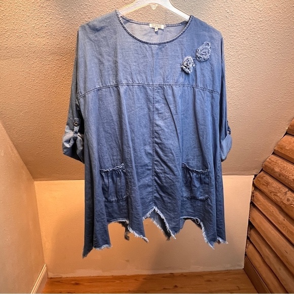 LA FILLE DU COUTURIER Light Chambray Blue Top w/ Cute Pockets & Fabric Roses - Picture 1 of 8